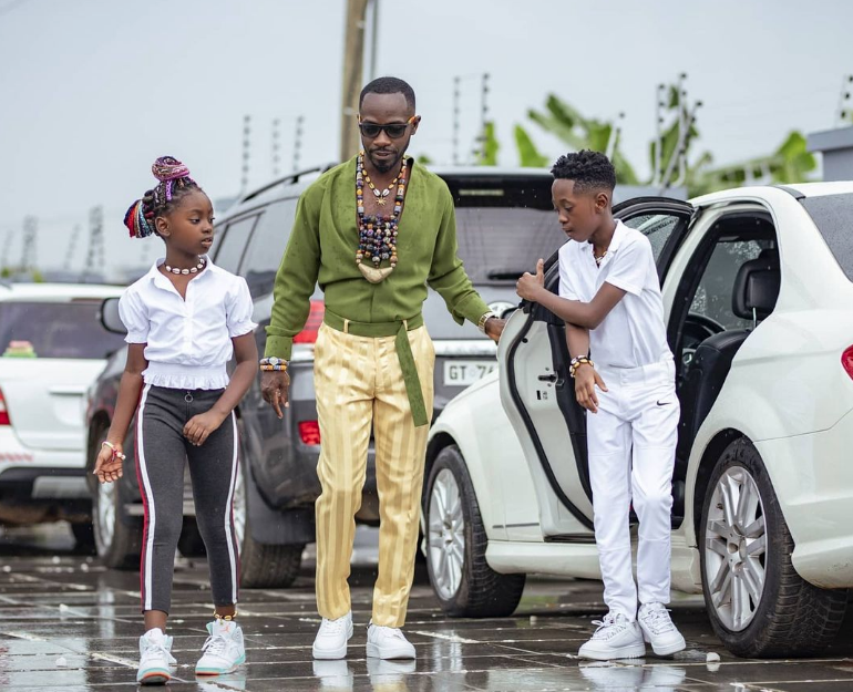 Video Of Okyeame Kwame s Son Teaching Him How To Dance Warms Hearts video-of-okyeame-kwame-s-son-teaching-him-how-to-dance-warms-hearts