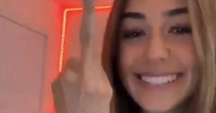 woman with longest finger