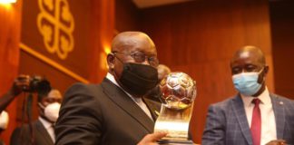 President Akufo Addo with U-20 Afcon trophy