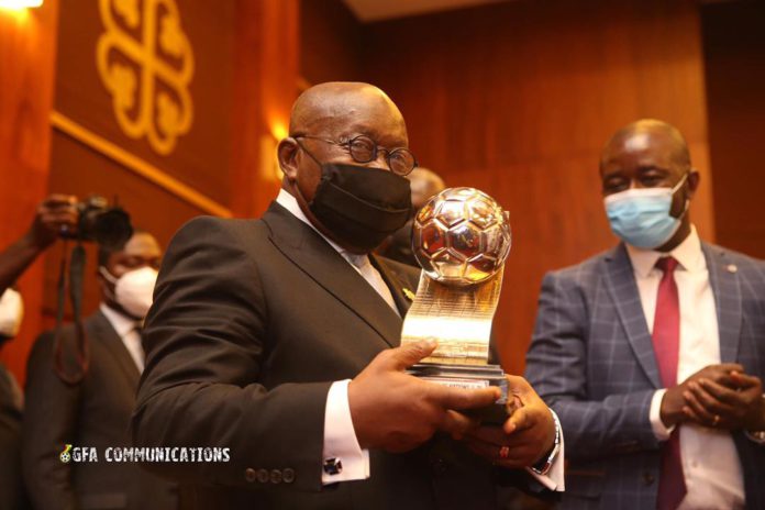 President Akufo Addo with U-20 Afcon trophy