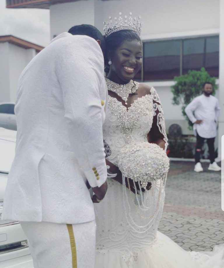 Popular singer ties the knot [Photos+Video]
