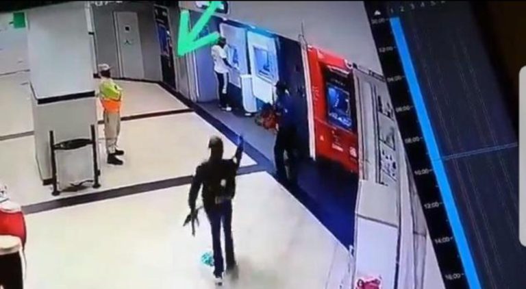 Security man walks away after armed robbers raid ATM at shopping mall [Watch]