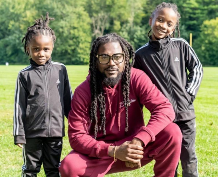 Samini and his two kids show off their Rastafarian dreadlocks