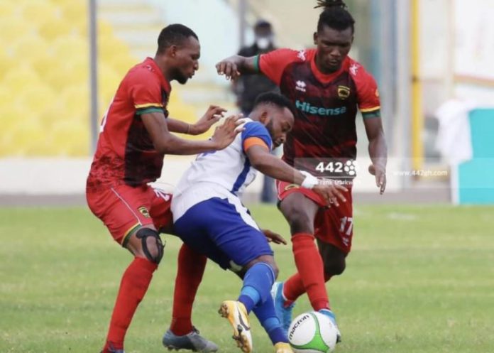 Gladson Awako closed down by Asante Kotoko players