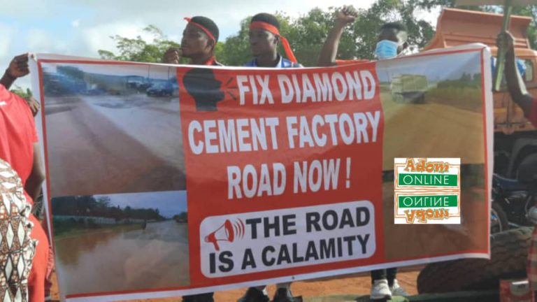 Irate Aflao residents embark on demo over poor roads [Photos]