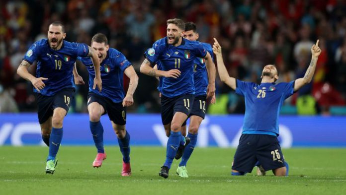 Soccer Football - Euro 2020 - Semi Final - Italy v Spain - Wembley Stadium, London, Britain - July 6, 2021 Italy players celebrate after winning the penalty shoot-out Pool via REUTERS/Carl Recine