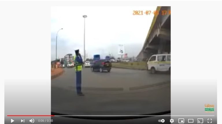 Robbers snatch Police Officer’s phone in dramatic fashion [Watch]