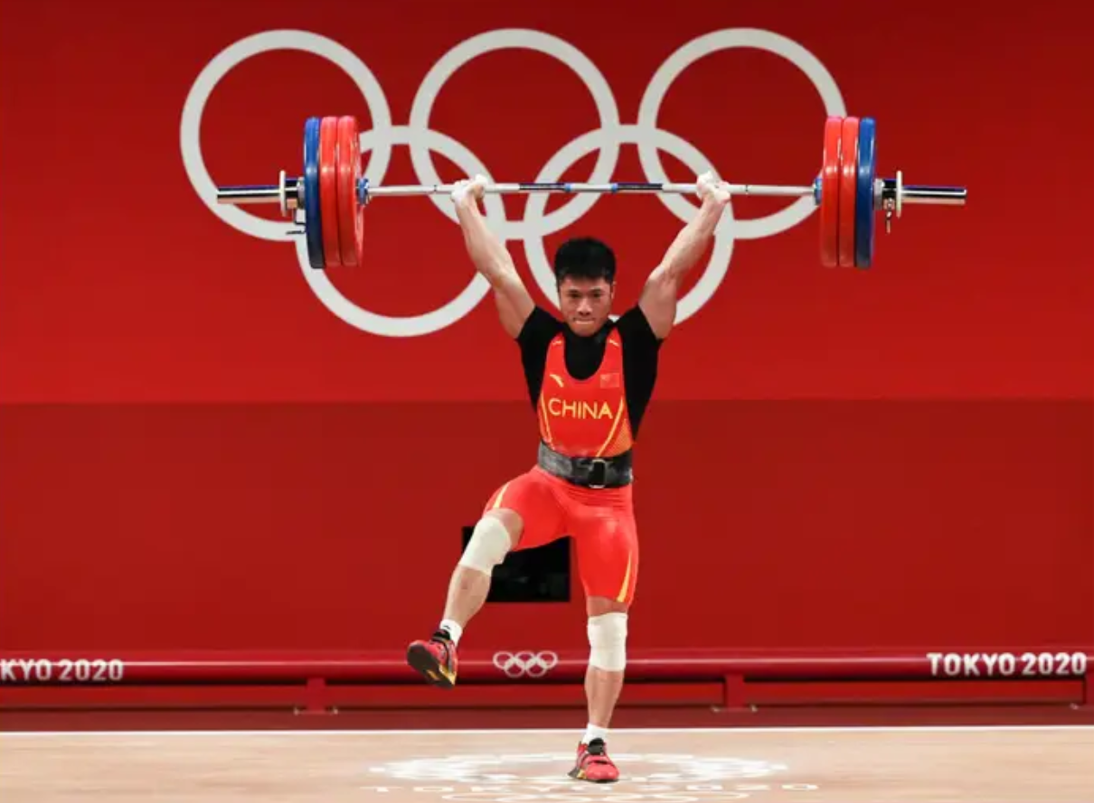 Tokyo Olympics Chinese weightlifter wins gold on one leg