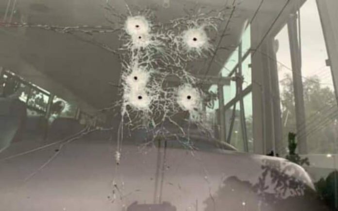Robbers attack police