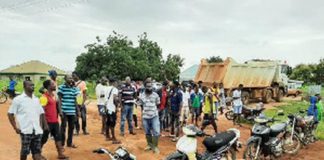 The youth blocked the Roads and Highways Minister’s convoy from entering the town