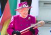 LONDON, ENGLAND - MARCH 13: Queen Elizabeth II holds the Commonwealth baton during the launch of The Queen's Baton Relay for the XXI Commonwealth Games being held on the Gold Coast in 2018 at Buckingham Palace on March 13, 2017 in London, England. (Photo by Samir Hussein/Samir Hussein/WireImage)