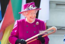LONDON, ENGLAND - MARCH 13: Queen Elizabeth II holds the Commonwealth baton during the launch of The Queen's Baton Relay for the XXI Commonwealth Games being held on the Gold Coast in 2018 at Buckingham Palace on March 13, 2017 in London, England. (Photo by Samir Hussein/Samir Hussein/WireImage)