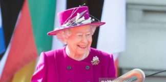 LONDON, ENGLAND - MARCH 13: Queen Elizabeth II holds the Commonwealth baton during the launch of The Queen's Baton Relay for the XXI Commonwealth Games being held on the Gold Coast in 2018 at Buckingham Palace on March 13, 2017 in London, England. (Photo by Samir Hussein/Samir Hussein/WireImage)