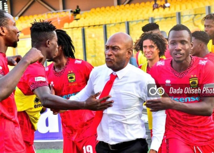 Prosper Narteh Ogum celebrates with Asante Kotoko players