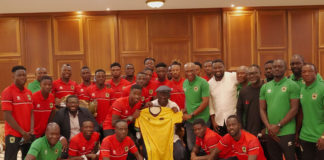 Asante Kotoko players and technical team with President Kufour