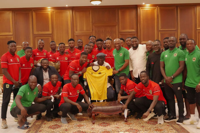 Asante Kotoko players and technical team with President Kufour