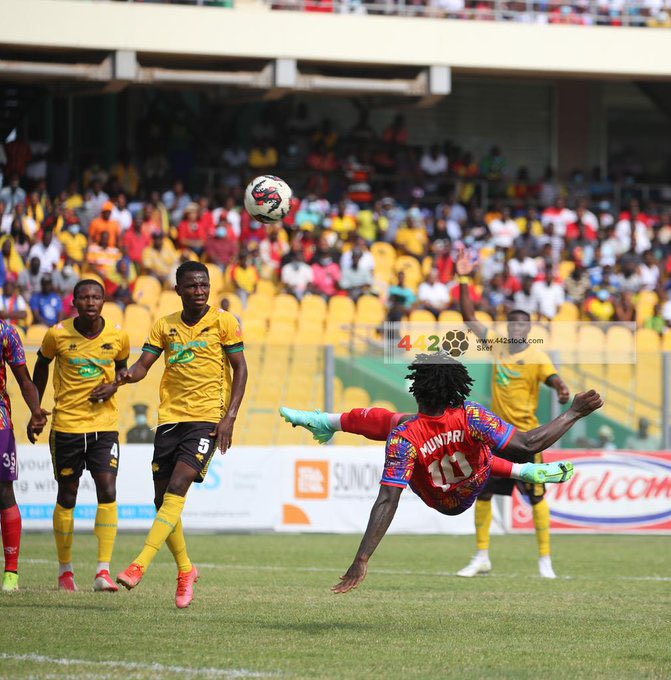 Sulley Muntari trying bicycle kick in the box of Kotoko