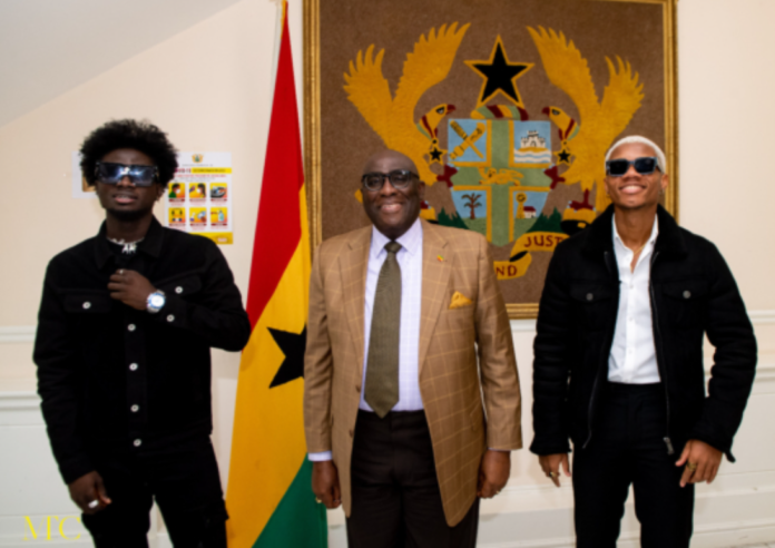 Musicians KiDi and Kuami Eugene have paid a courtesy call on Ghana’s High Commissioner to the UK and Ireland, Papa Owusu-Ankomah Friday, February 25.