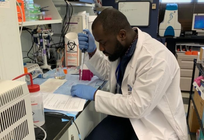 Kwadwo Sarpong working in the lab of Dr. Edjah Nduom in 2019