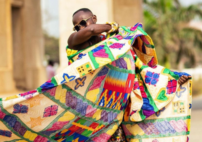 Okyeame Kwame wears Kente ... Okyeame Kwame | photo credit: @sarboatphotographyc /Instagram