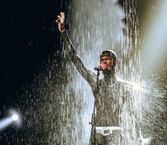 Artificial rain pours as Black Sherif performs at 2022 3Music Awards. | Photo credit: @Robphotography