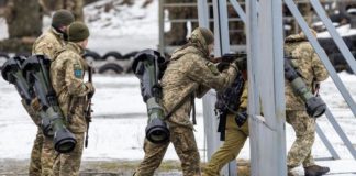 Ukrainian soldiers take part in a training exercise ( Image: Andy Commins / Daily Mirror)