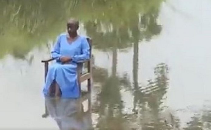 Lady sits in the middle of Bibini River at KNUST Source: Voice of KNUST’