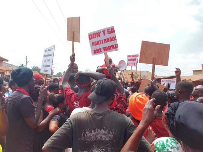 Angry residents of Amansie block roads Angry residents of Amansie block roads