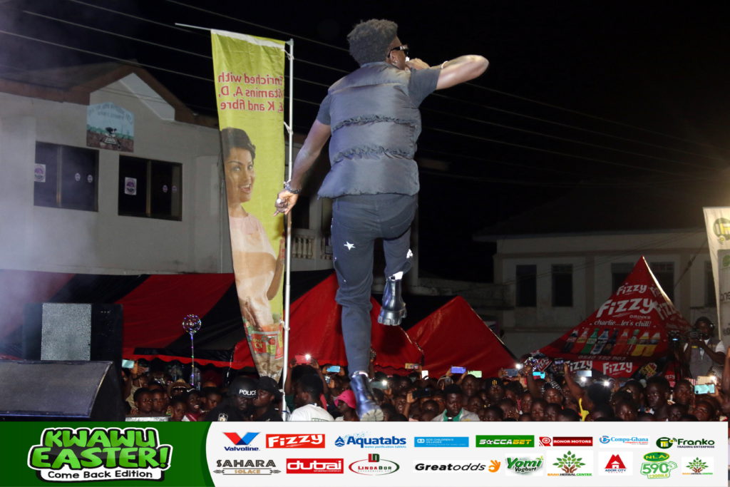 Kuami Eugene kills the show at Adom Mega Street Bash at Mpraeso