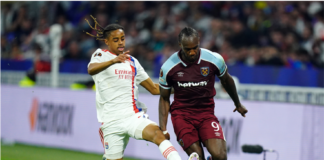 West Ham United's Michail Antonio (R)