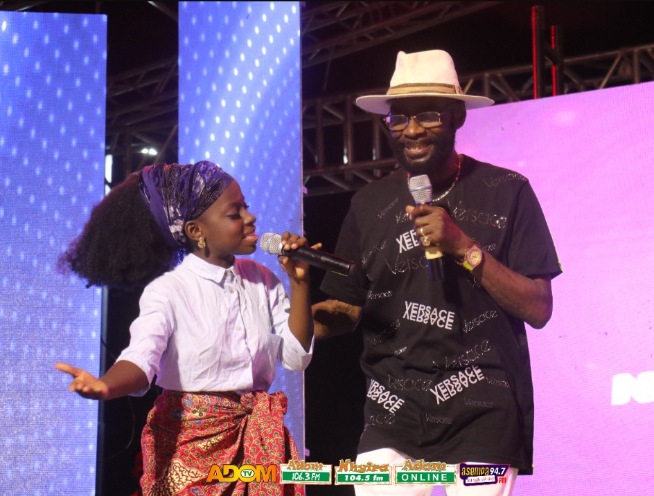 Pat Thomas performs with Lady Theodora at Nsoromma Season 4 finale 