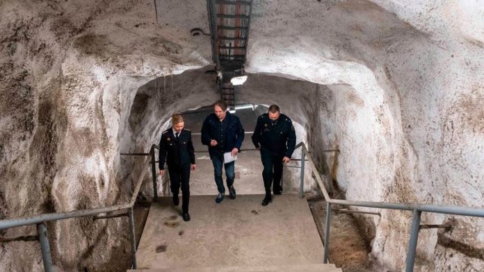 Matt Roper, centre, visits one of the shelters (Image: Rowan Griffiths / Daily Mirror)