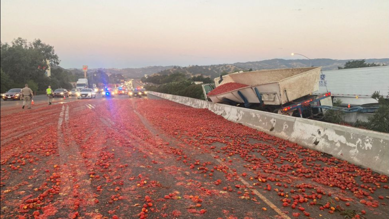 Tomato spillage causes chaos in California Tomato spillage causes chaos in California