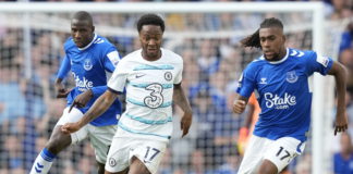 Chelsea's Raheem Sterling (C) in action against Everton's Alexander Iwobi (R) during the English Premier League soccer match between Everton FC and Chelsea FC in Liverpool, Britain, 06 August 2022. EPA/Andrew Yates EDITORIAL USE ONLY. No use with unauthorized audio, video, data, fixture lists, club/league logos or 'live' services. Online in-match use limited to 120 images, no video emulation. No use in betting, games or single club/league/player publications