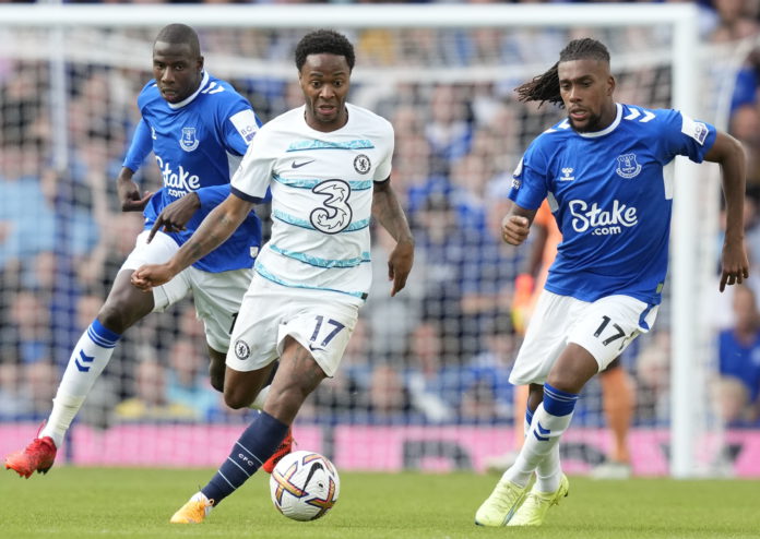 Chelsea's Raheem Sterling (C) in action against Everton's Alexander Iwobi (R) during the English Premier League soccer match between Everton FC and Chelsea FC in Liverpool, Britain, 06 August 2022. EPA/Andrew Yates EDITORIAL USE ONLY. No use with unauthorized audio, video, data, fixture lists, club/league logos or 'live' services. Online in-match use limited to 120 images, no video emulation. No use in betting, games or single club/league/player publications