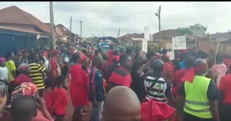 Sokoban residents go berserk over bad roads [Video]
