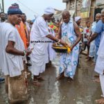 Homowo returns to La after four years The Kowe Nyonmotsaa Wulↄmↄ sprinkling kpokpoi around the Nyonmotsaa shrine. Source: Graphic.com