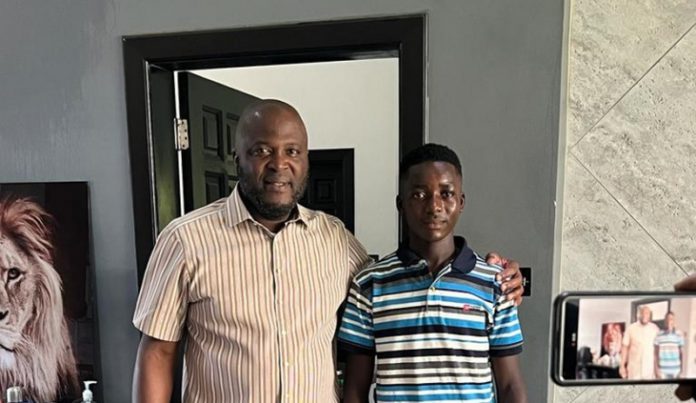 Ibrahim Mahama with the 17-year-old Solomon Atimbiri