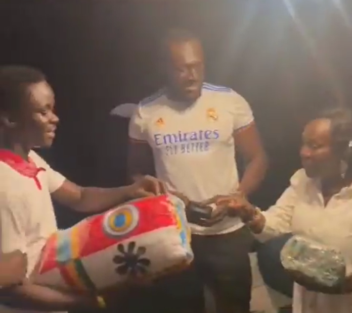 Yaw Tog gifts Stormzy and his mother beautiful Kente cloths after Global Citizen Festival [Video]