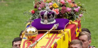 The coffin of Queen Elizabeth II being carried to St George's Chapel carrying the orb, sceptre and the crown all fixed in place (Image: Andy Commins / Daily Mirror)