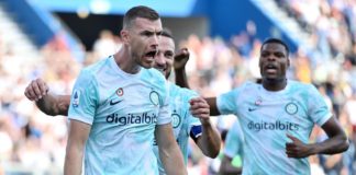 Edin Dzeko of FC Internazionale celebrates scoring their side's first goal with teammates during the Serie A match between US Sassuolo and FC Internazionale at Mapei Stadium - Citta' del Tricolore on October 08, 2022 in Reggio nell'Emilia, Italy. Image credit: Getty Images