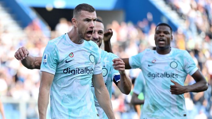 Edin Dzeko of FC Internazionale celebrates scoring their side's first goal with teammates during the Serie A match between US Sassuolo and FC Internazionale at Mapei Stadium - Citta' del Tricolore on October 08, 2022 in Reggio nell'Emilia, Italy. Image credit: Getty Images