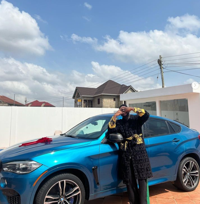 Shatta Wale surprises Medikal with a brand new BMX X6 competition car [Video]