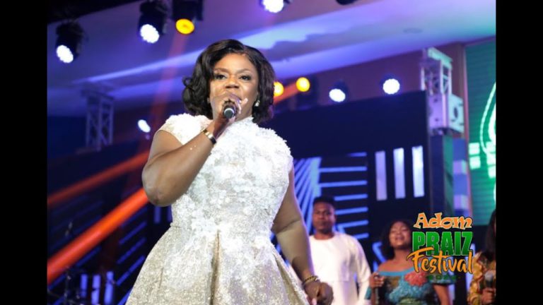 Adom Praiz 2022: Piesie Esther’s thrilling performance that got patrons in tears [Video]