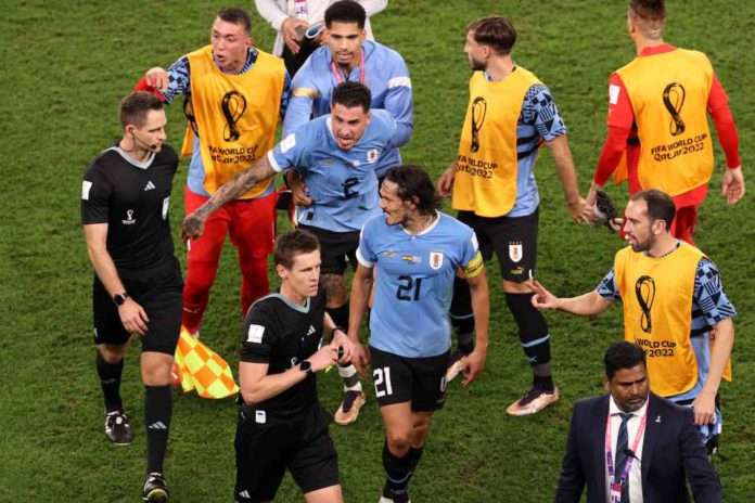 FIFA World Cup Qatar 2022 - Group H - Ghana v Uruguay - Al Janoub Stadium, Al Wakrah, Qatar - December 2, 2022 Uruguay's Jose Maria Gimenez and Edinson Cavani remonstrate with referee Daniel Siebert after the match REUTERS/John Sibley