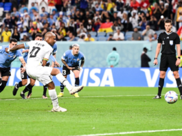 Andre Ayew fails to convert spotkick