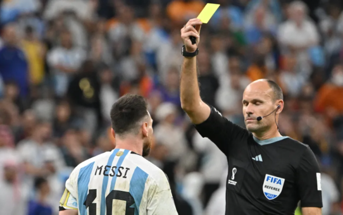 Lahoz was criticised for how he officiated Argentina's win against the Netherlands / ALBERTO PIZZOLI/GettyImages
