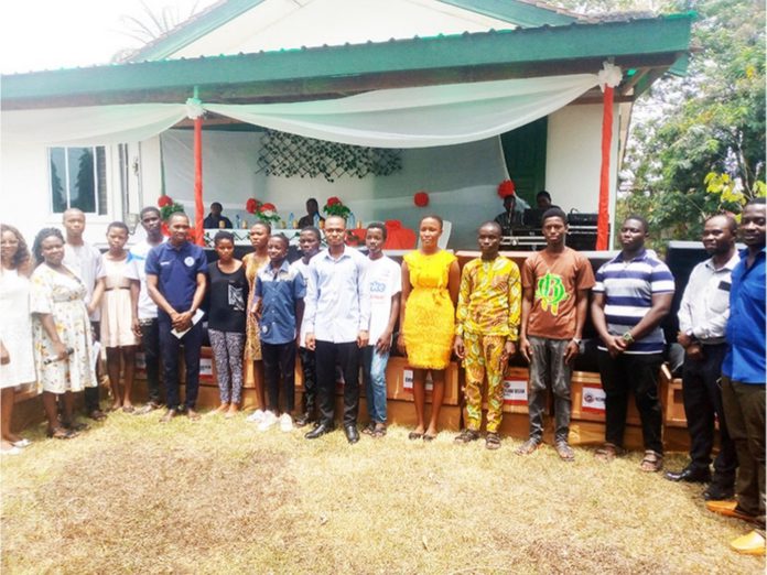 DACE-scholaship-beneficiaries-pose-with-Directors-of-the-Foundation_1400x1050