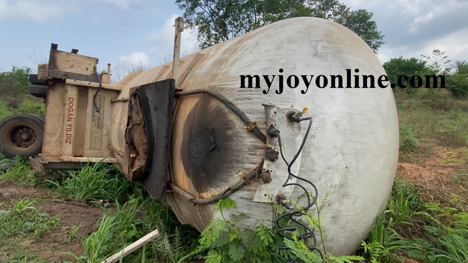 Residents flee as gas tanker which fell on its side is left unattended to after a week - Adomonline.com