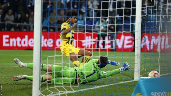 The draw means Dortmund have a two-point lead at the top of the table but second-place Bayern Munich have a game in hand